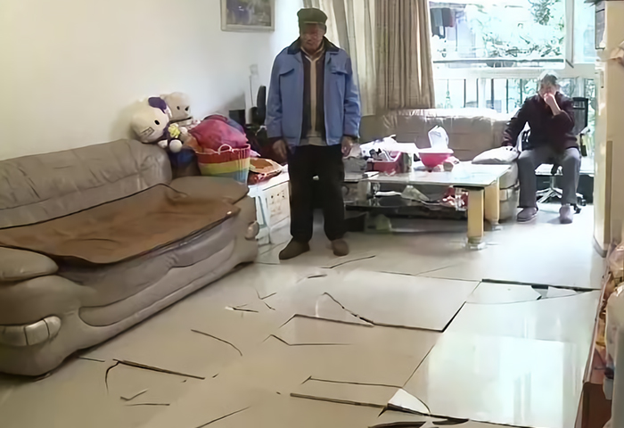 渝北的一戶居民家中,地上的瓷磚連續(xù)爆裂六小時(shí).jpg